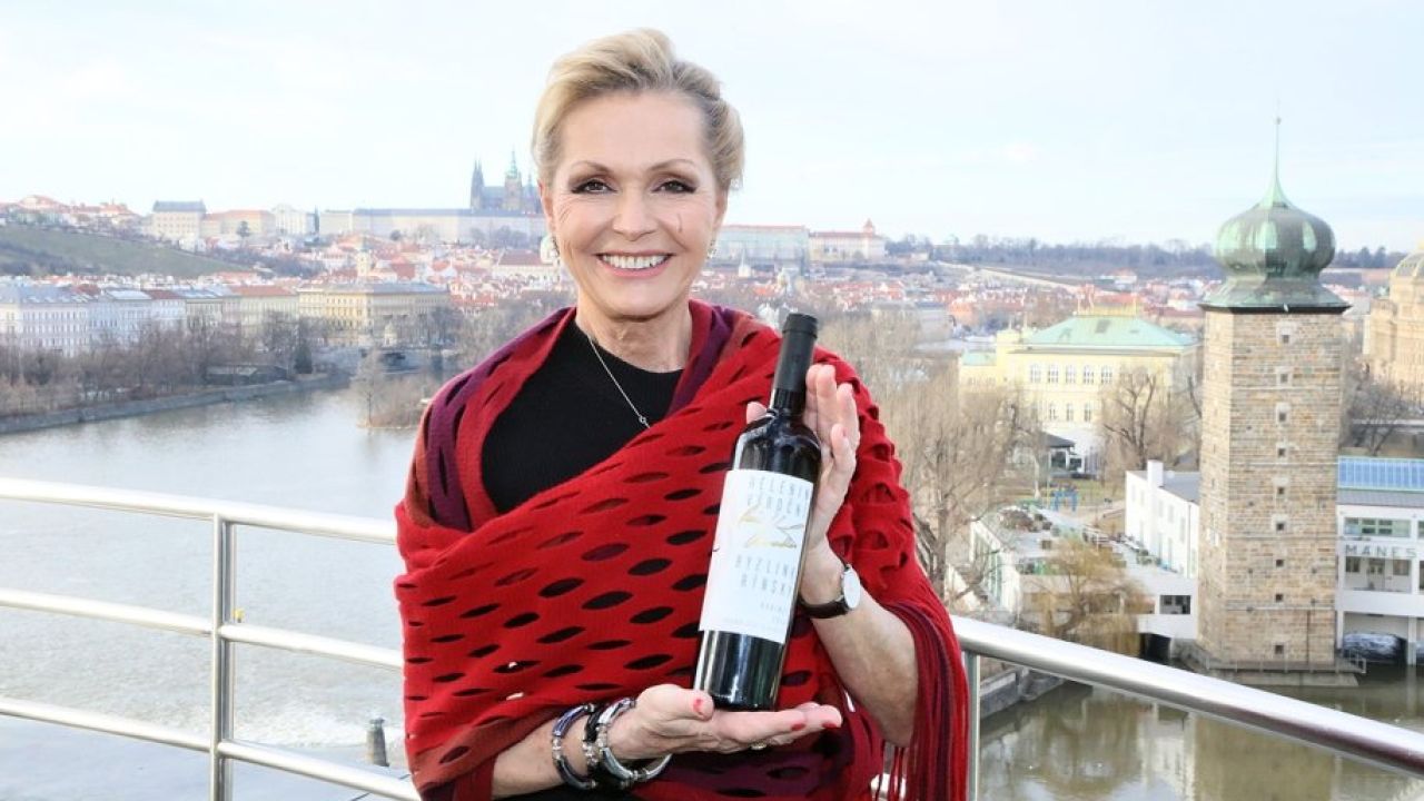 Helena Vondráčková si vybrala víno z Vinařství Na Soutoku